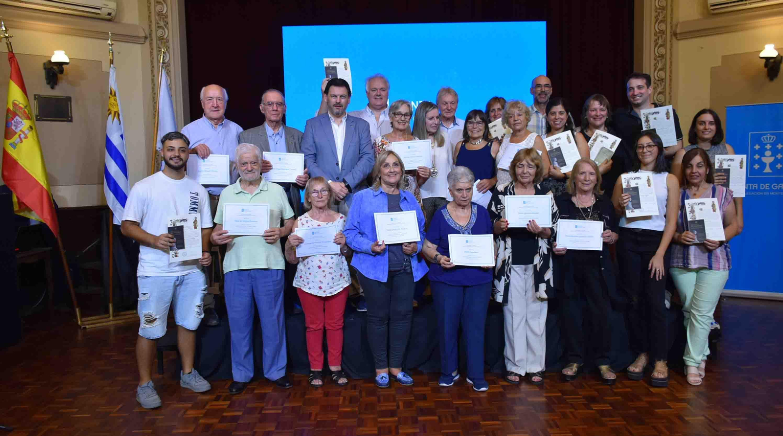 Imagen de la entrega de diplomas a las y los participantes en el Conecta co Xacobeo 2022