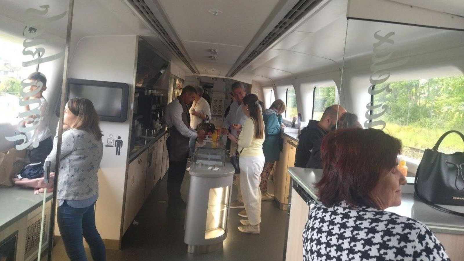 Los pasajeros, impacientes, se van a la cafetería. // S.C.