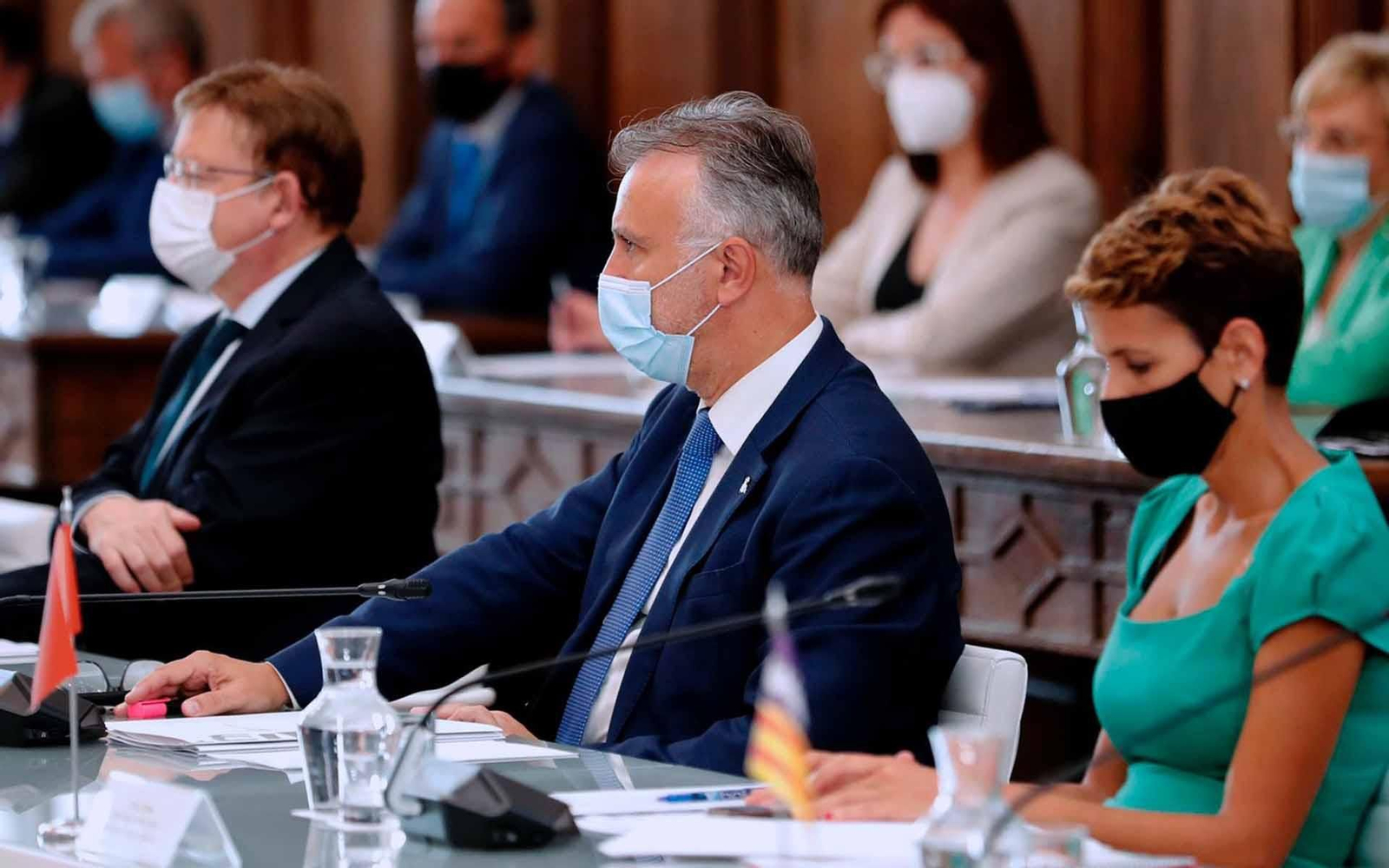 En el medio el presidente de Canarias, Ángel Víctor Torres