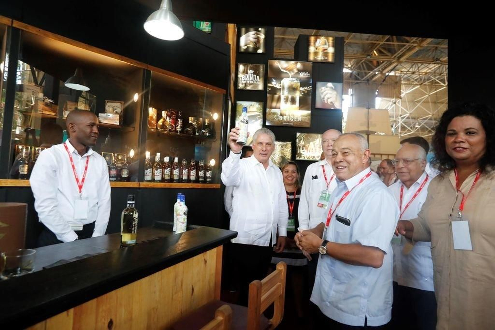 El presidente cubano Miguel Díaz-Canel (c), tras inaugurar la Feria Internacional de La Habana.