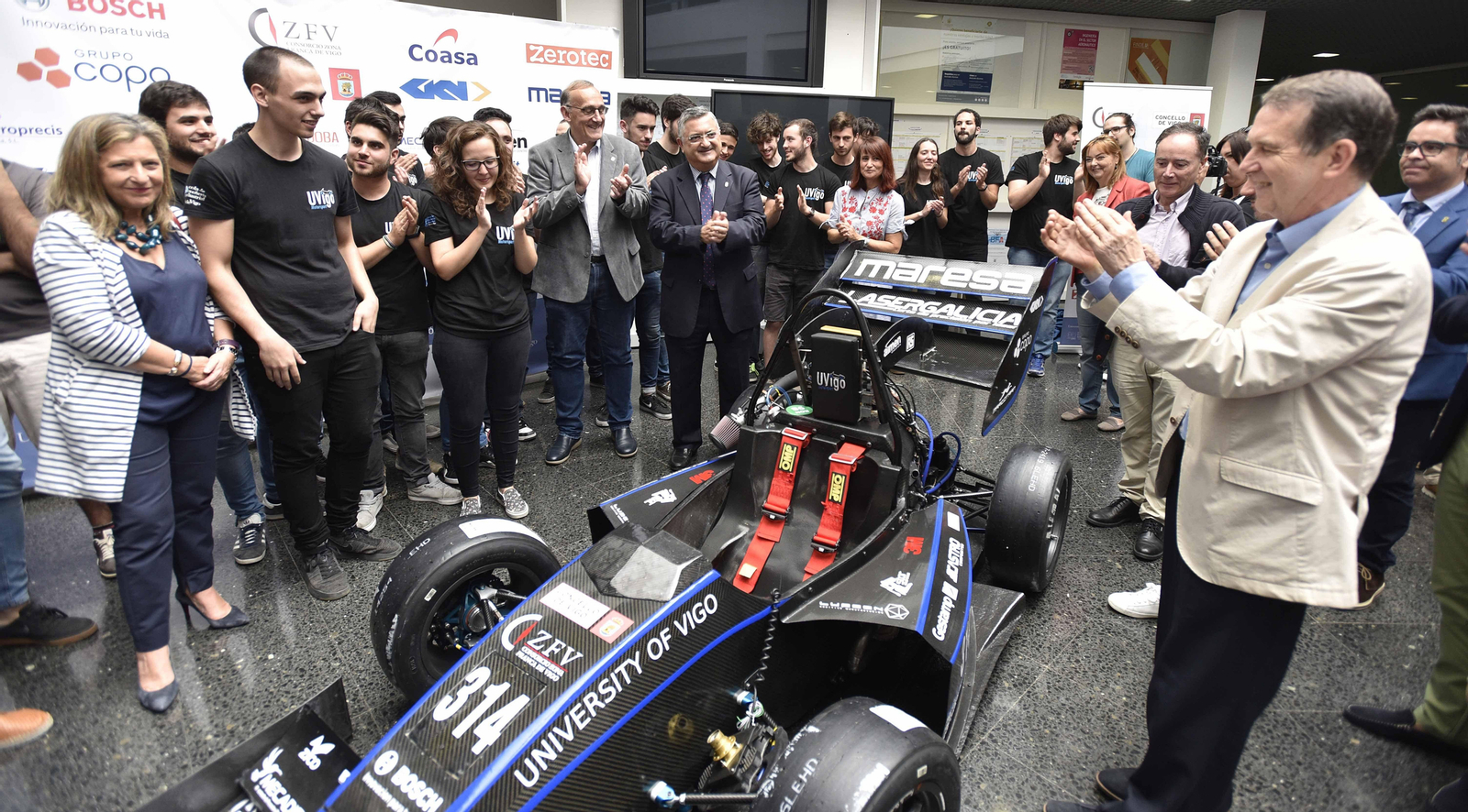 El equipo de la escudería UVigo Motorsport presentó ayer su monoplaza en la Escola de Industriais con la presencia del alcalde Abel Caballero; la delegada de Zona Franca, Teresa Pedrosa; el rector Manuel Reigosa, el director de la Escola de Industriais, Juan Pardo y  la madrina del proyecto, María Meijide.