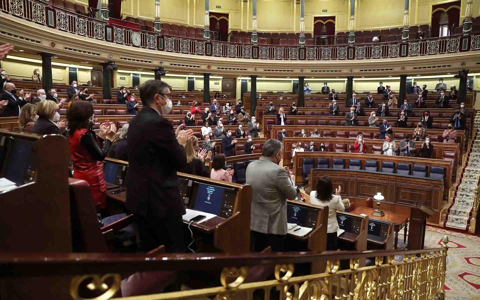 Parlamentarios aplauden durante el pleno del Congreso de los Diputados. EFE/Kiko Huesca