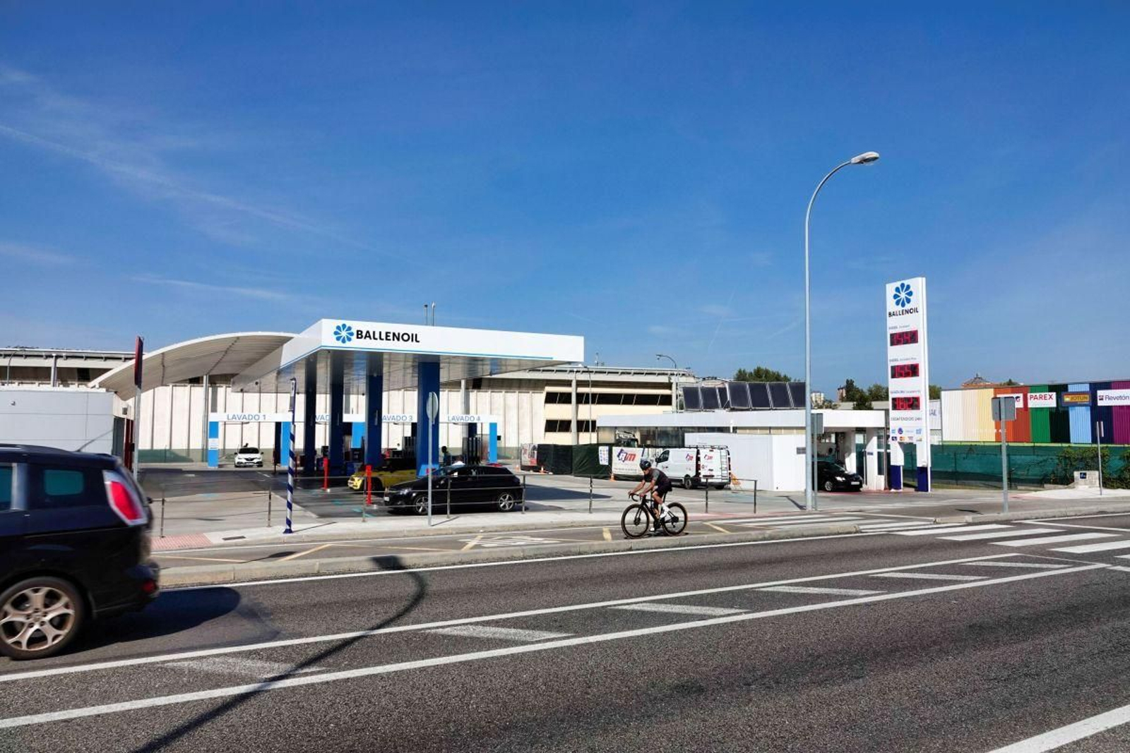 Una gasolinera de bajo coste en la carretera de Camposancos, milla de oro de las ‘low cost’.