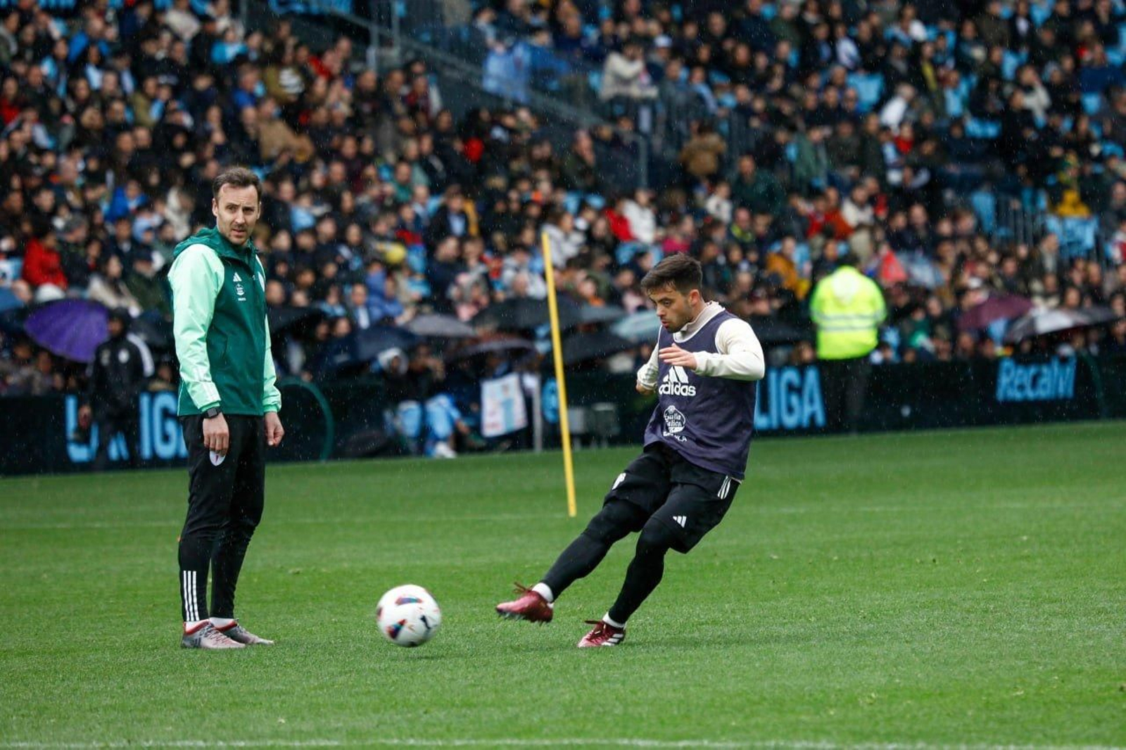 Beltrán golpea el balón.