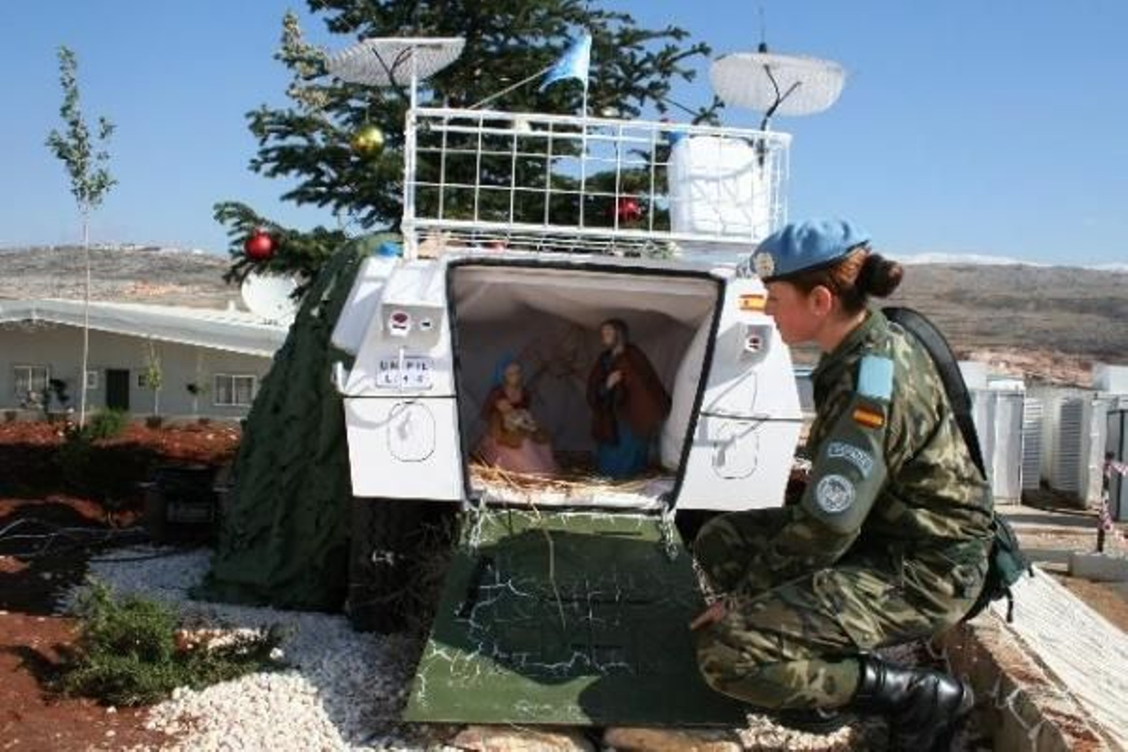Un belén en un  vehículo blindado