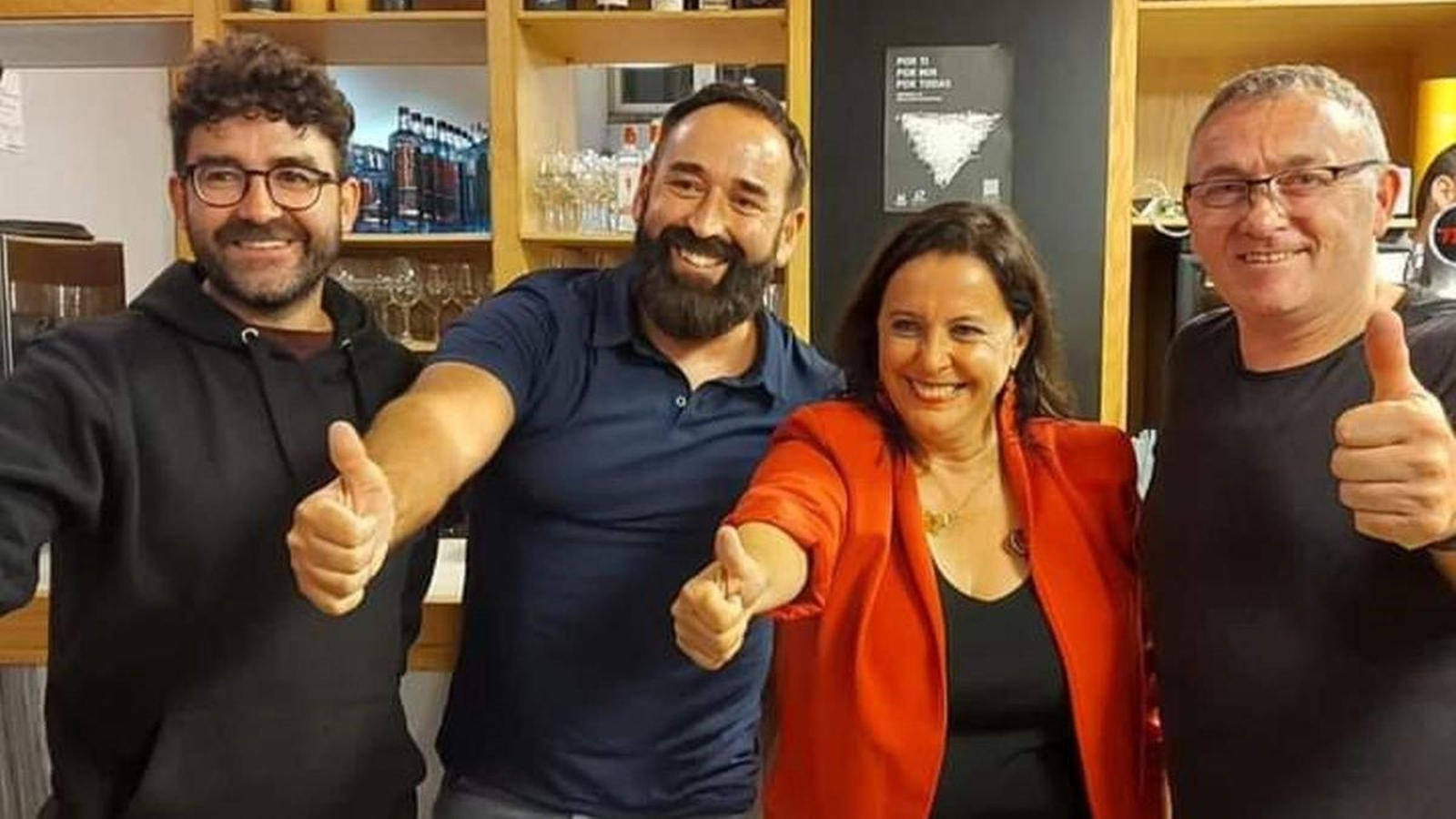 Ana Miranda, con Queiruga e outros membros da lista, onte en Bouzas.