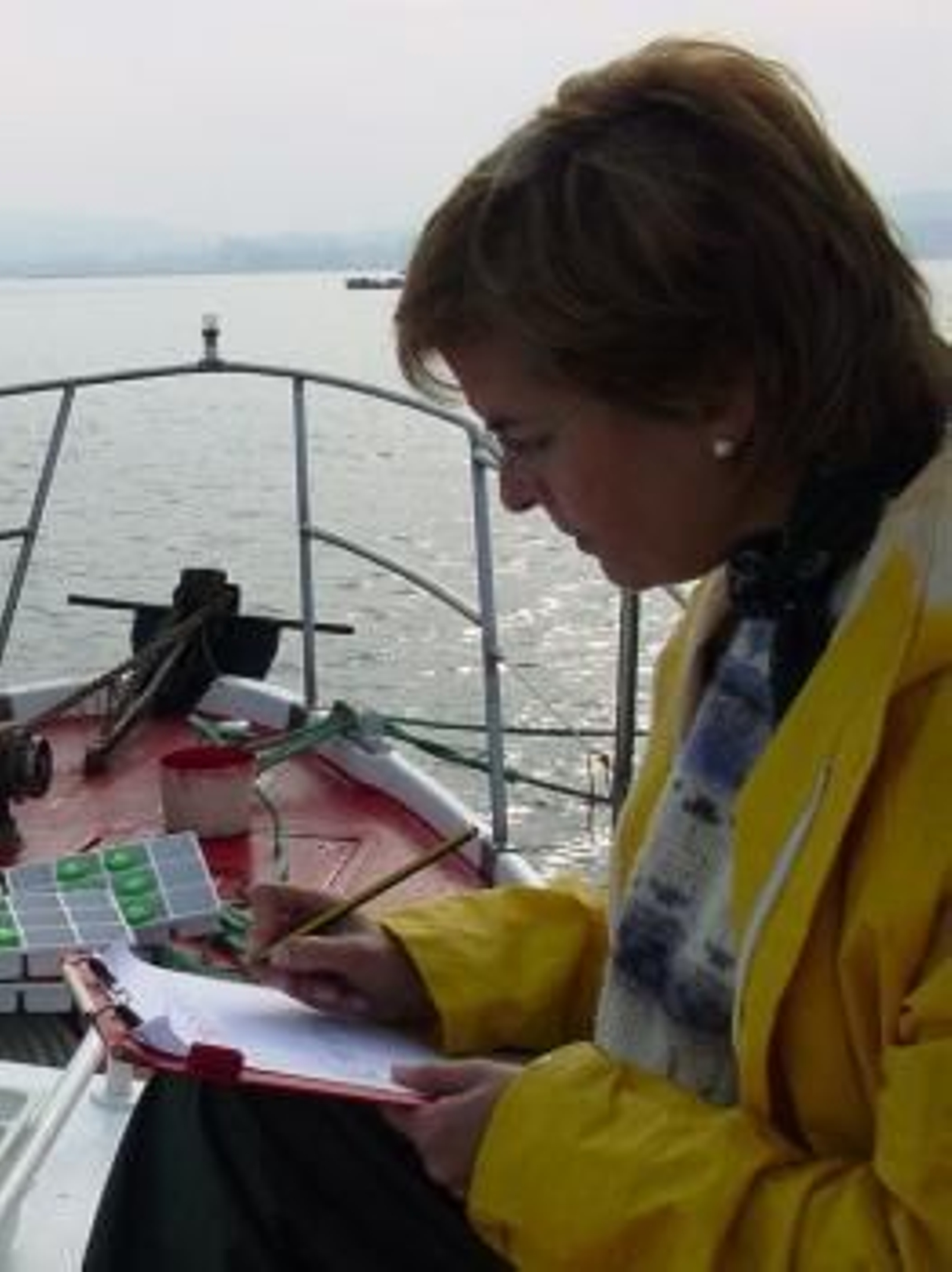 Una científica tomando notas de las muestras.