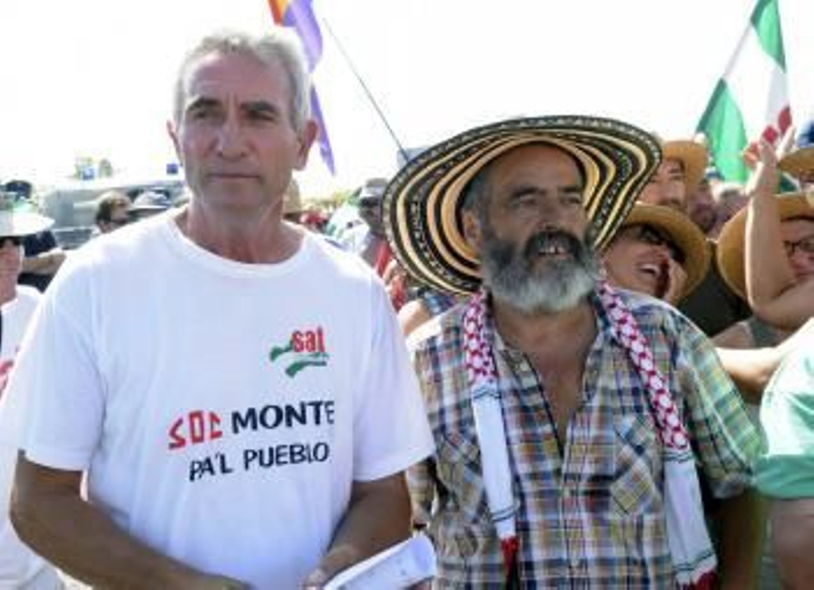 El portavoz del Sindicato Andaluz de Trabajadores (SAT), Diego Cañamero (i) acompañado del diputado de IU y alcalde de Marinaleda, Juan Manuel Sánchez Gordillo (Foto: EFE)