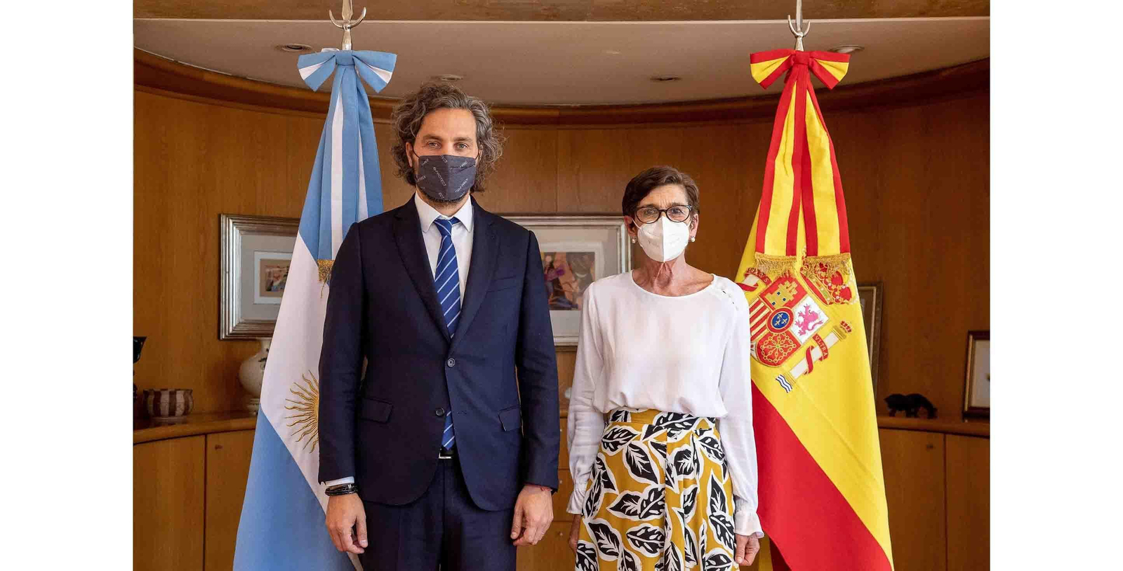 Fotografía cedida por el Ministerio de Relaciones Exteriores de Argentina que muestra al canciller Santiago Cafiero con la nueva embajadora de España, María Jesús Alonso Jiménez. EFE/ Ministerio de Relaciones Exteriores de Argentina