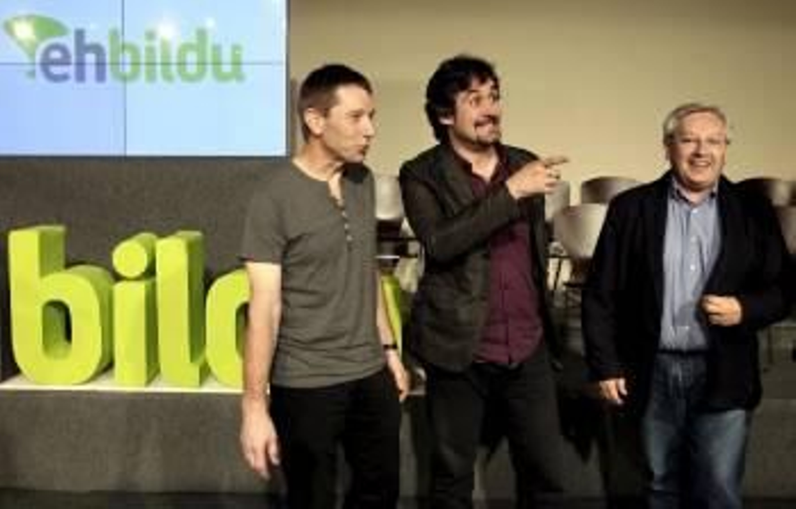 El portavoz de la izquierda abertzale Rufi Etxeberria y el presidente de EA Pello Urizar. (Foto: J. ETXEZARRETA)