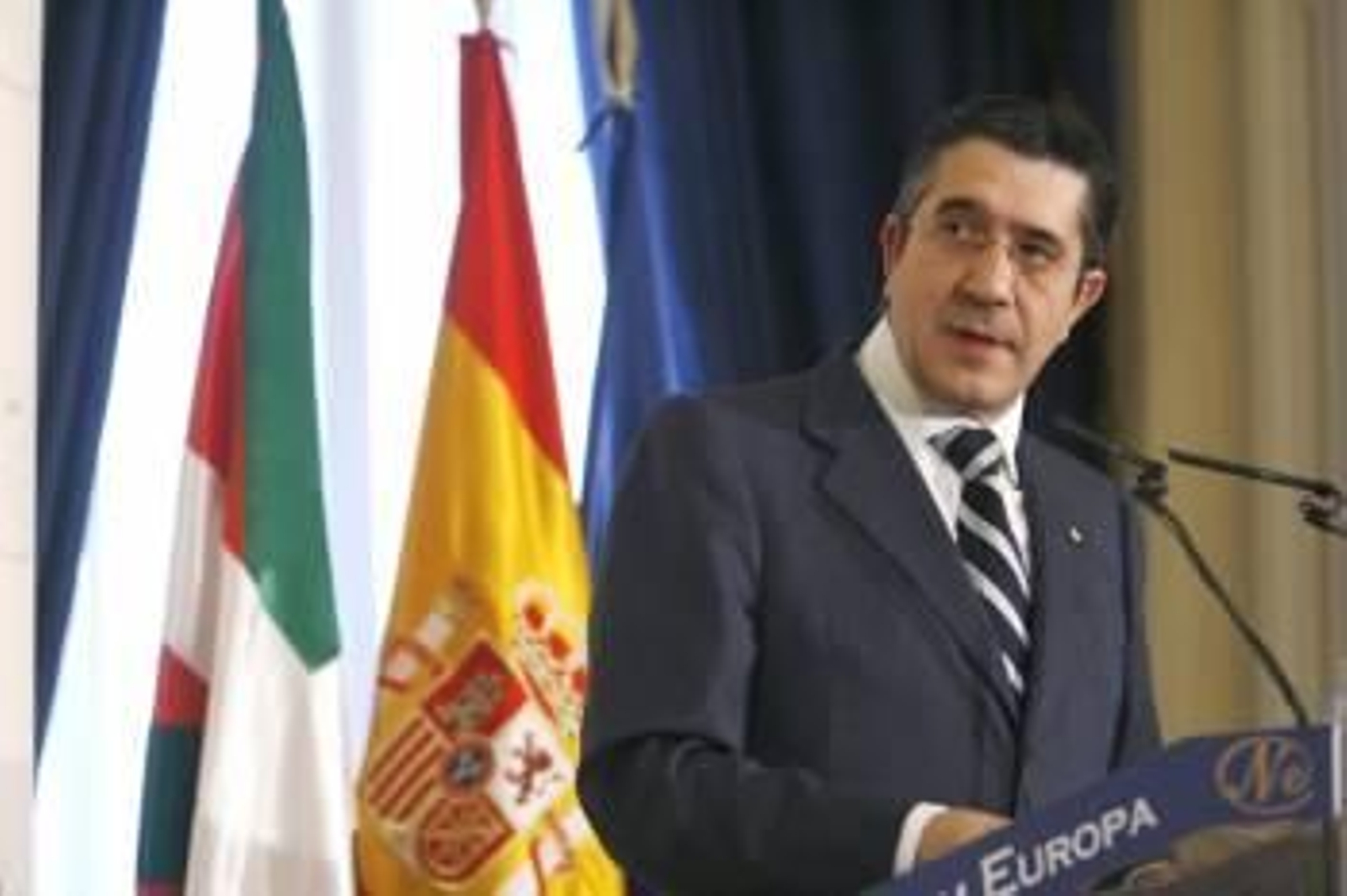 Patxi López y Esperanza Aguirre, los líderes autonómicos de la red Twitter. (Foto: ARCHIVO)