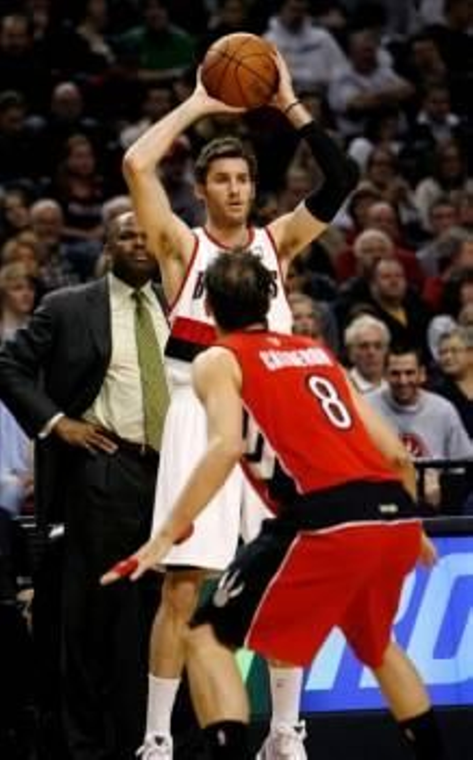 El jugador español de los Portland Trail Blazers, Rudy Fernández, y el también español José Calderón, de los Toronto Raptors. (Foto: TOM TREICK)
