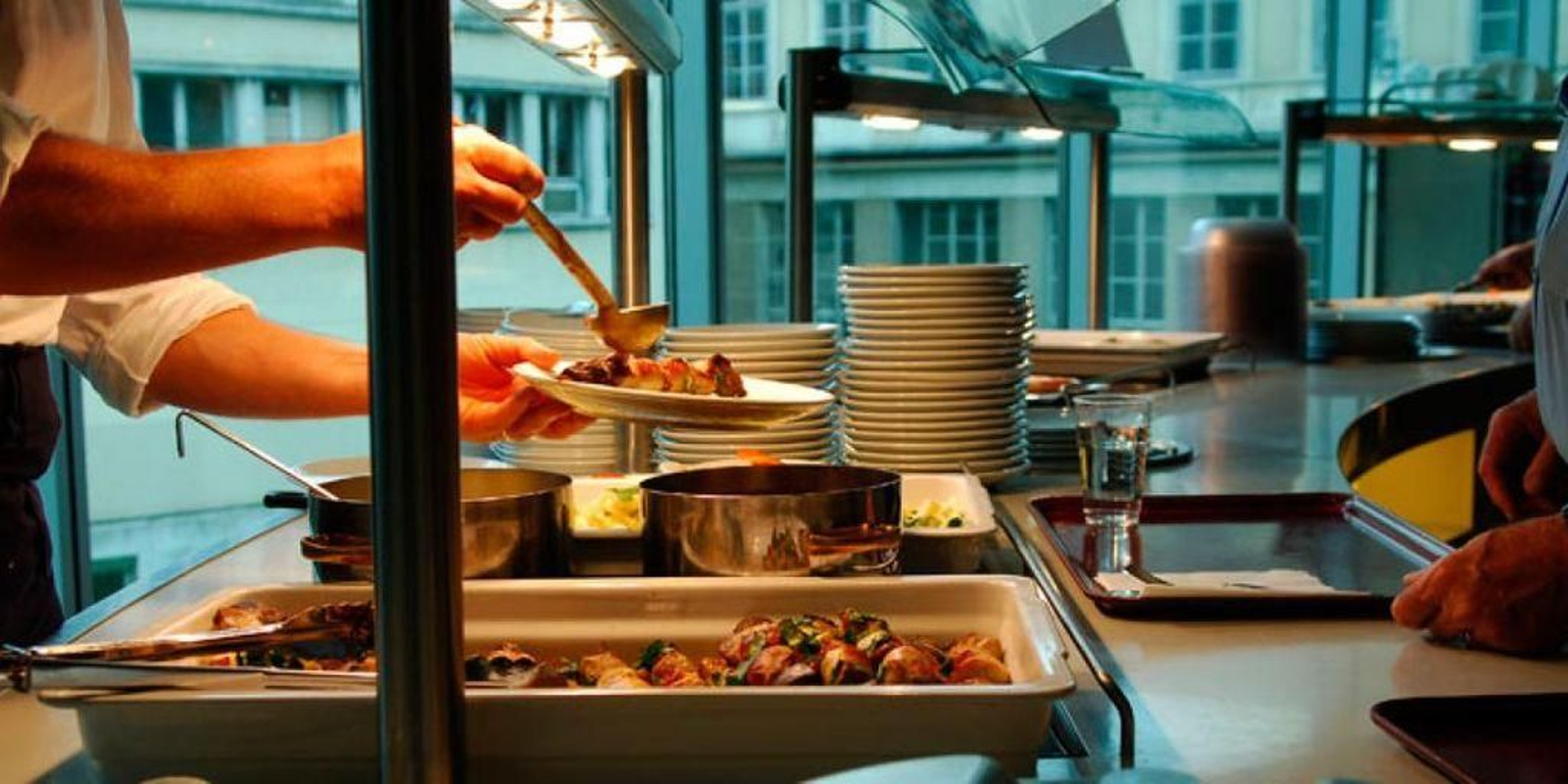 Servicio de comida en un restaurante de empresa