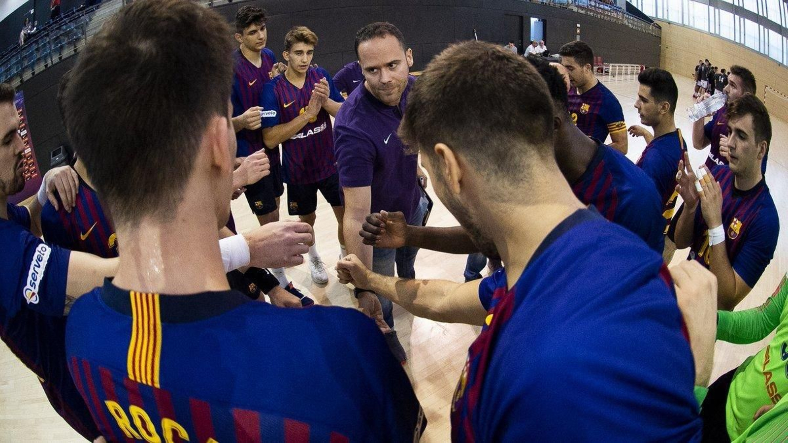 Roi Sánchez, durante un tiempo muerto con el filial del Barcelona, líder de Plata.