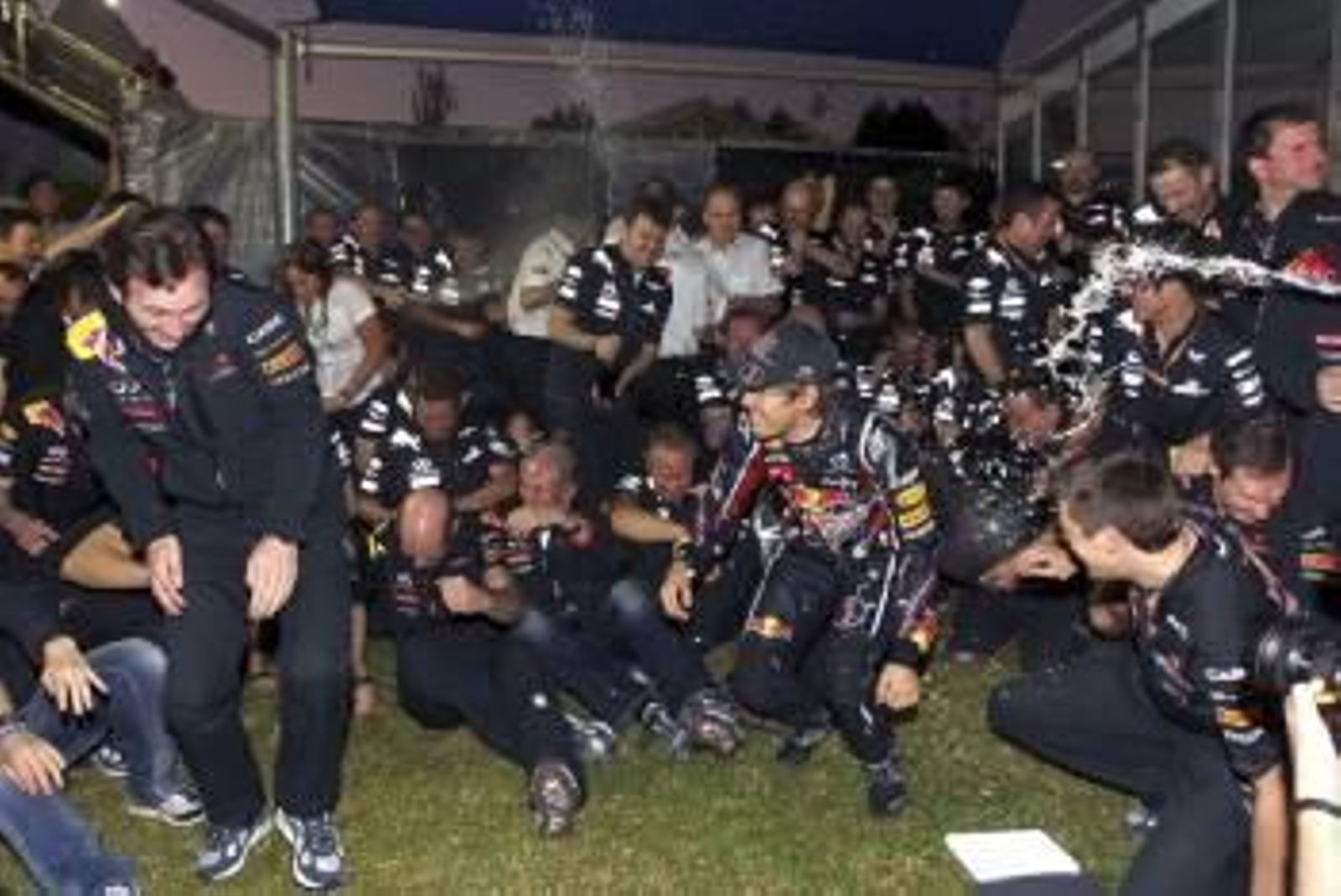 Vettel celebra la victoria con los miembros de su equipo.