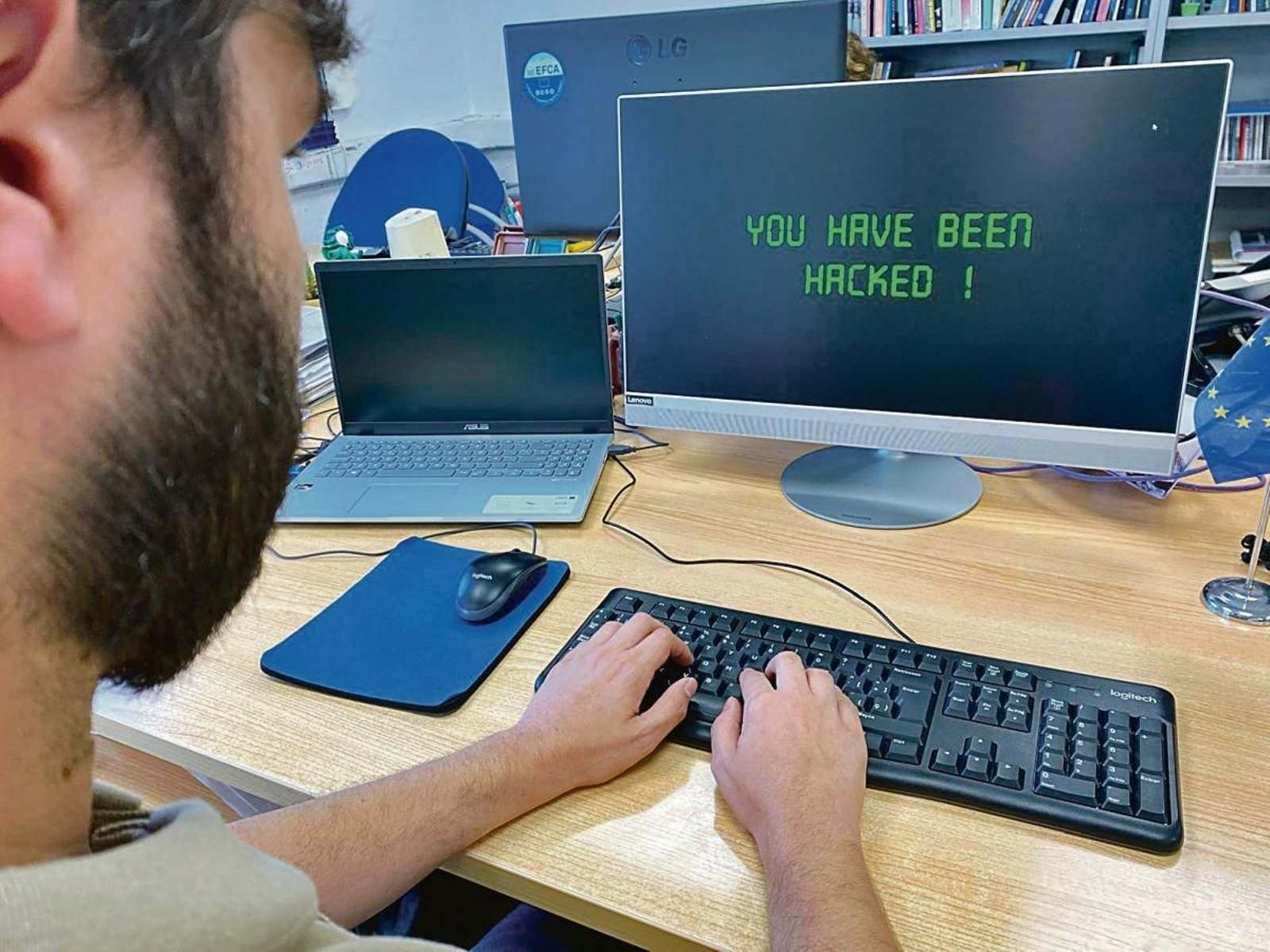 Un trabajador acaba de ser hackeado por los ‘piratas’ informáticos en su puesto laboral.