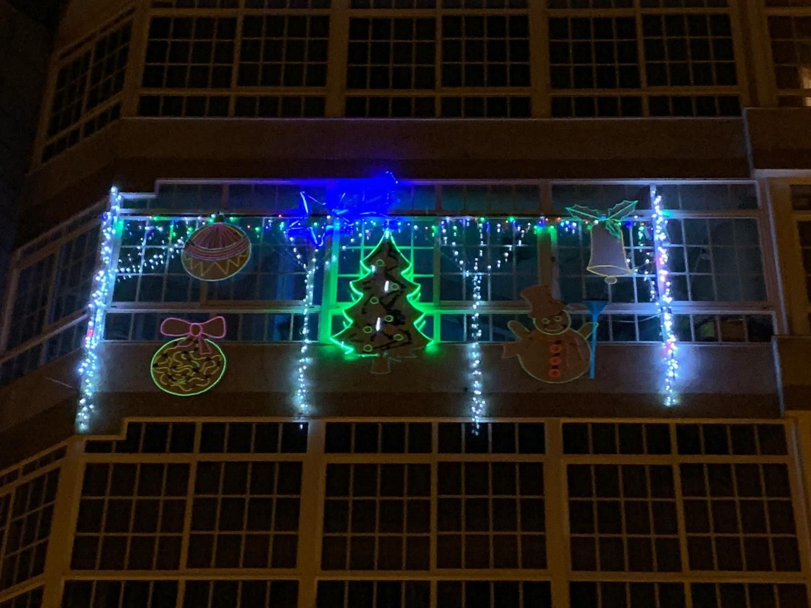 A la espera del alumbrado, algún vecino se esmeró en ambientar de Navidad su calle