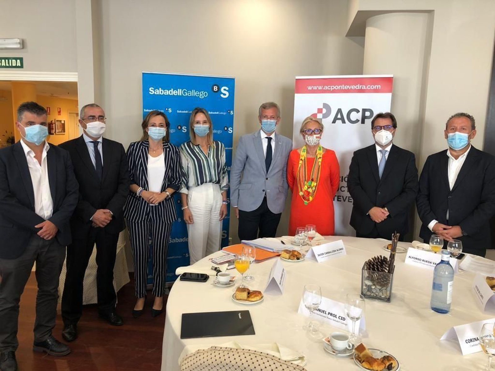 Alfonso Rueda, con Teresa Egerique, Marta Fernández Tapiàs y Corina Porro, se reunió ayer con empresarios.