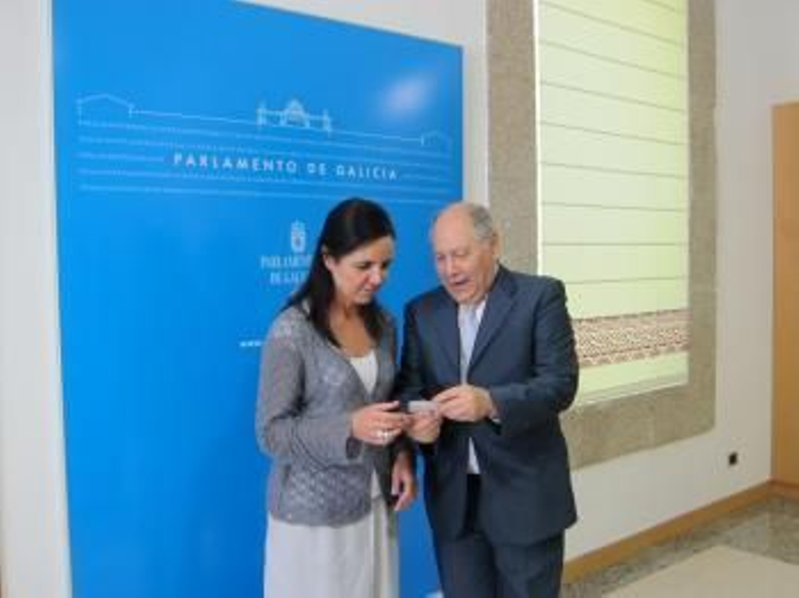 Luciano Fariña, el conselleiro maior del Consello de Contas entrega la memoria del Consello de Contas