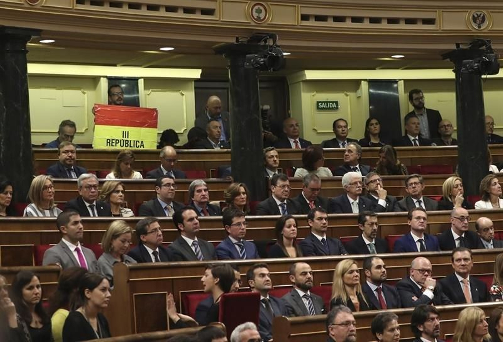 El senador navarro de IU, Iñaki Bernal, ha mantenido desplegada una bandera republicana desde su escaño