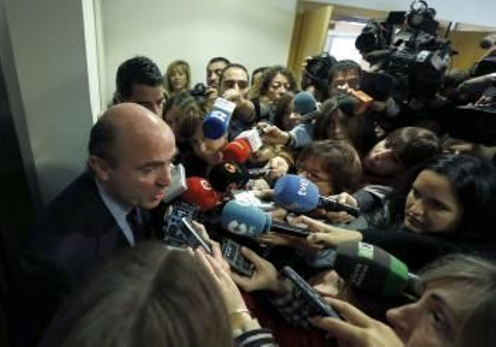 El ministro de Economía, Luis de Guindos,  tras el acto de la toma de posesión hoy de la nueva presidenta de la Comisión Nacional del Mercado de Valores (CNMV)