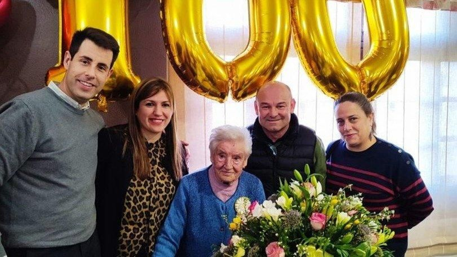 Su nieto Félix , Lourdes, Valentina, el alcalde Pablo Castillo y María Valiñas.
