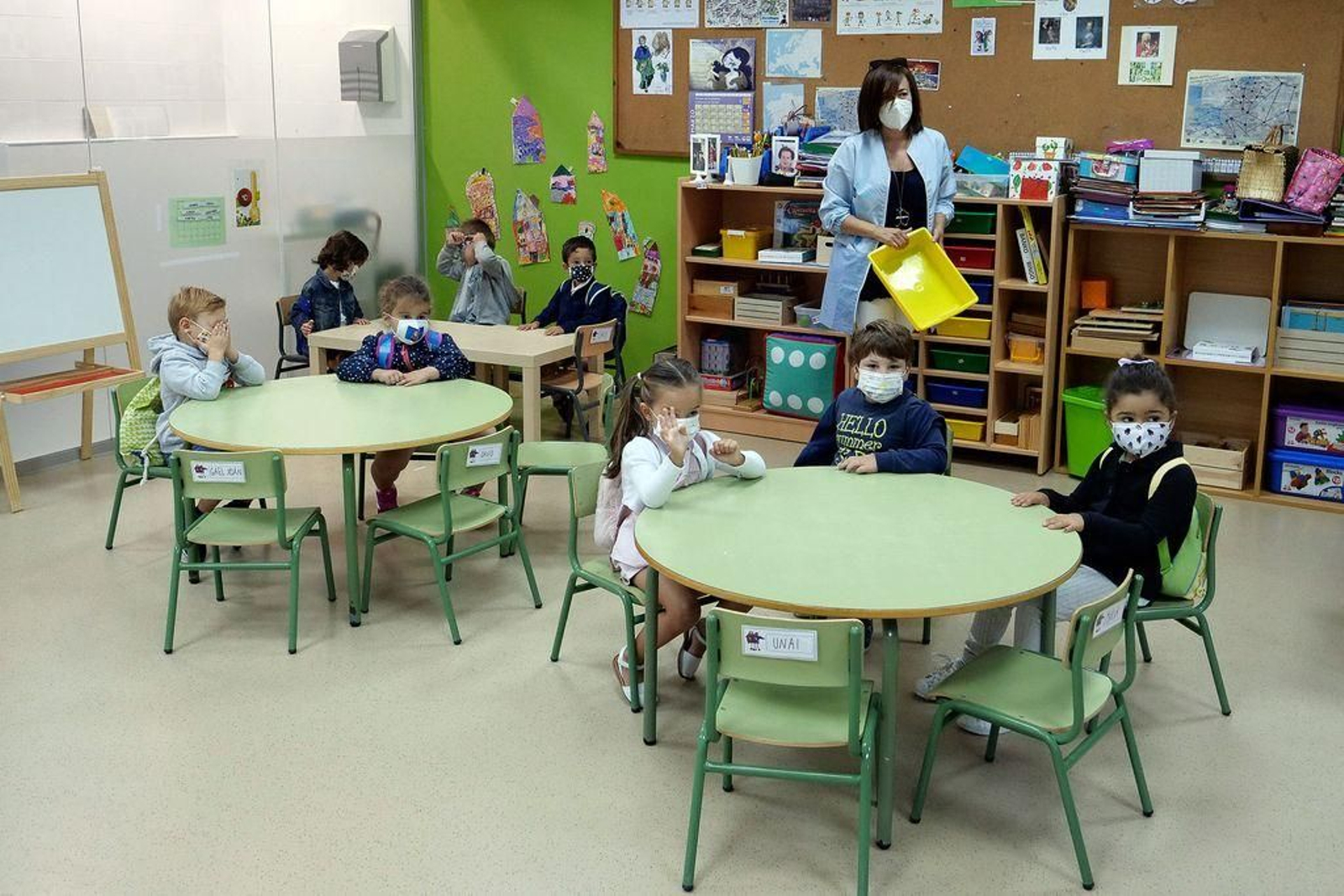 Una profesora, con sus alumnos de infantil en un centro escolar de Santiago de Compostela.