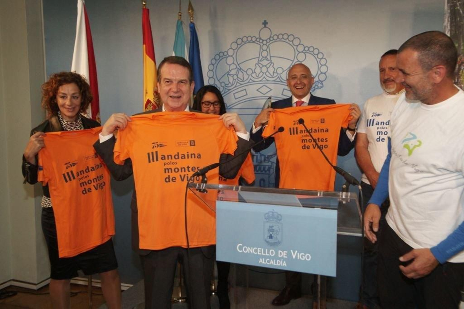 Abel Caballero muestra la camiseta de la tercera Andaina.