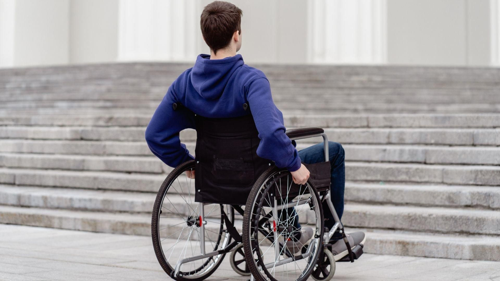 Una persona en silla de ruedas.