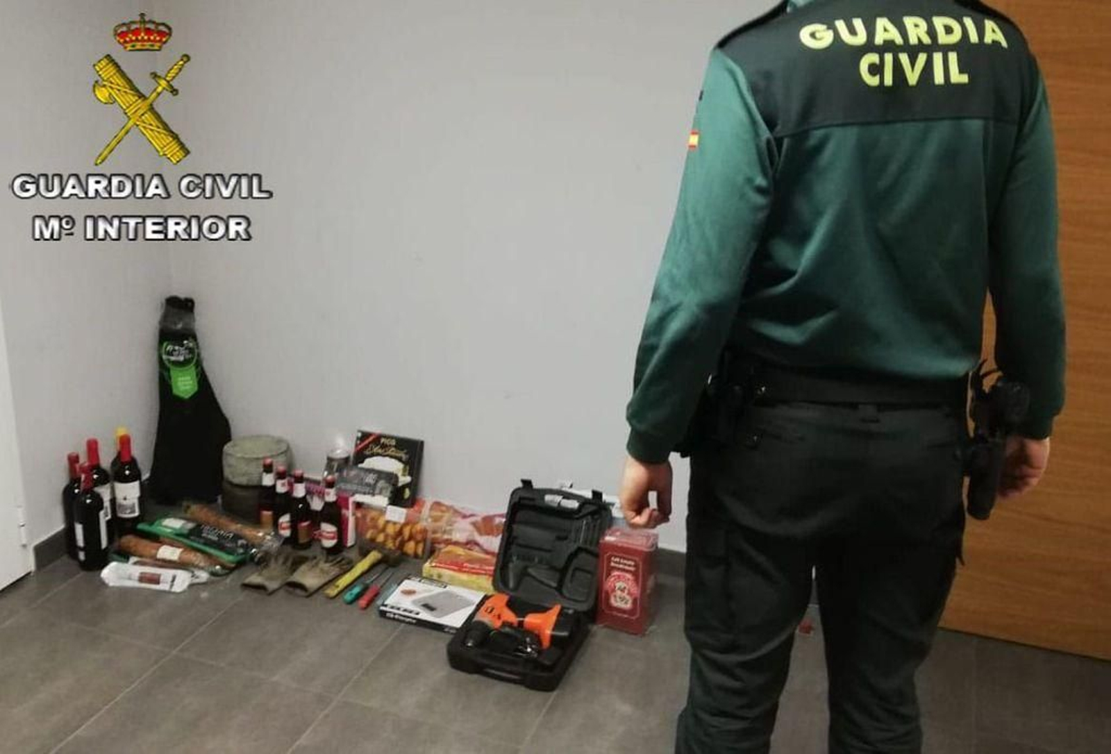 Botín hallado en dos bolsas  del presunto ladrón.