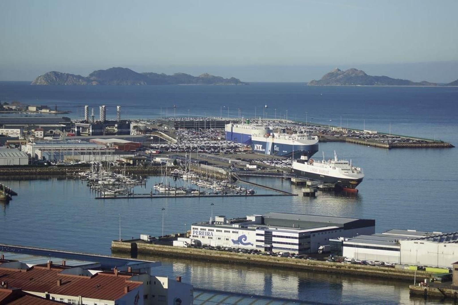 Transbordadores de vehículos en la terminal de Bouzas, de donde sale la Autopista del Mar hacia Tánger, en Marruecos.