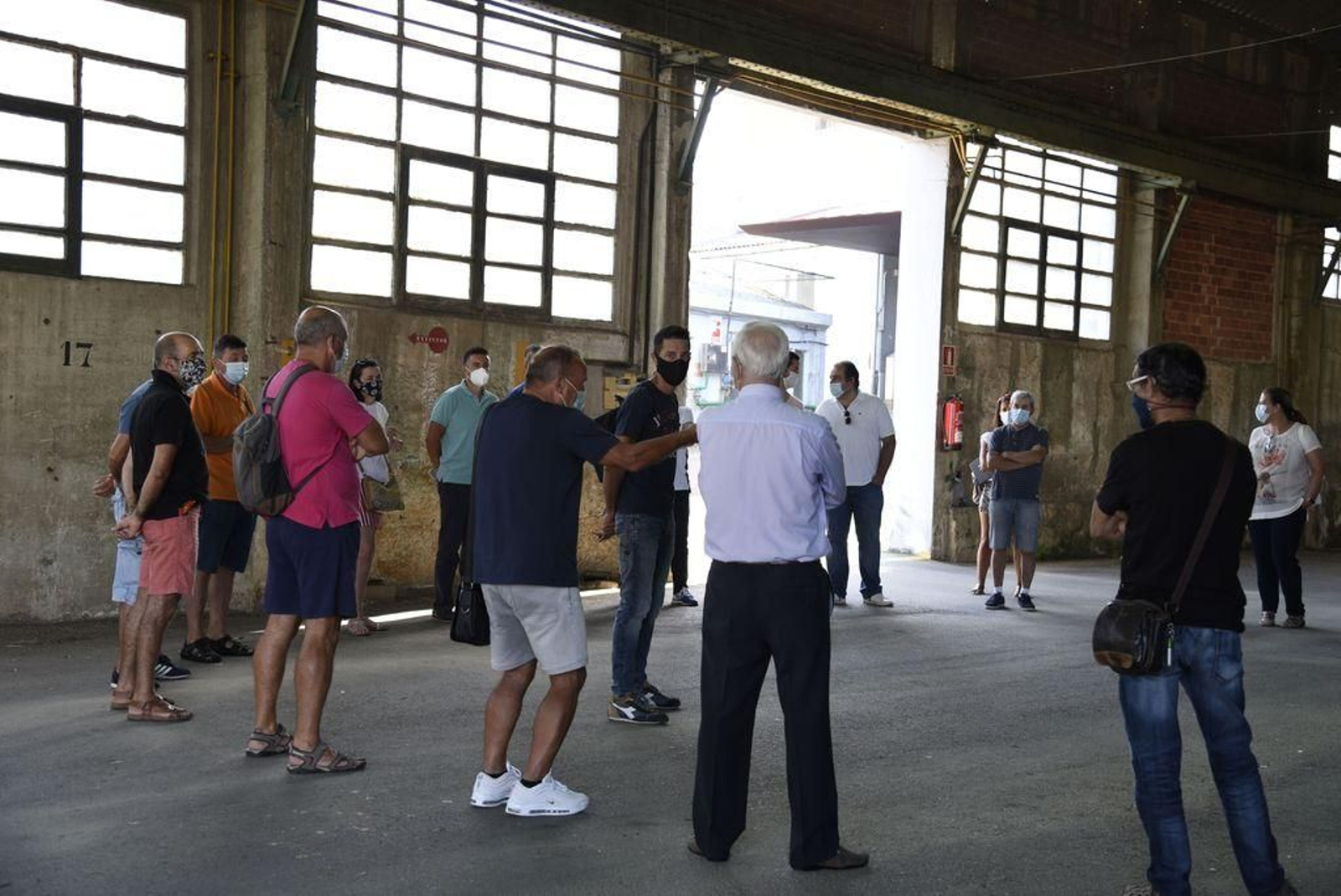 Extrabajadores de Vulcano, ayer en asamblea en las instalaciones del astillero en Teis.