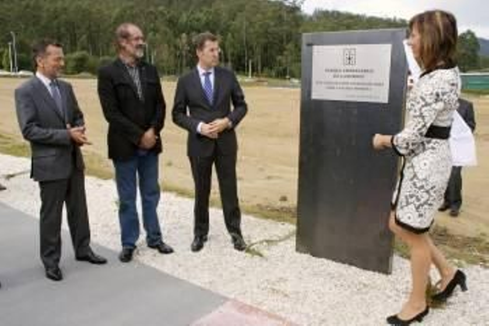 Feijóo, con Agustín Hernández, el alcalde de Viveiro y la delegada Raquel Arias en Landrove (Foto: Eliseo Trigo)