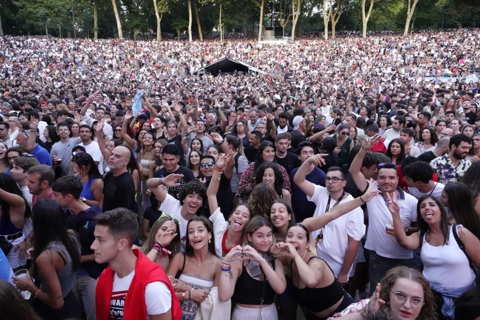 Miles de personas en Castrelos, preparadas para disfrutar del concierto de David Guetta.
