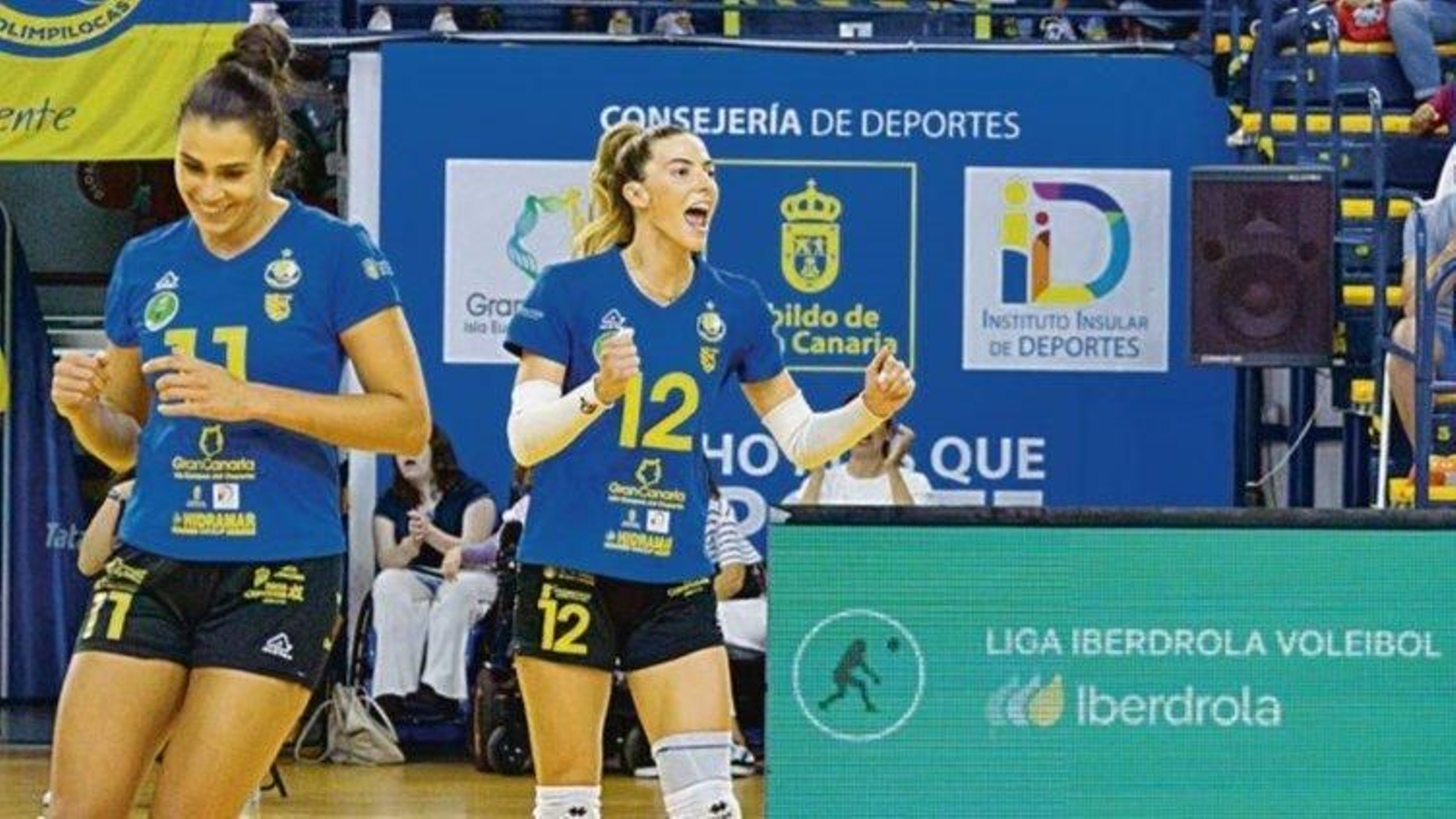 La colocadora viguesa del Olímpico celebra un punto en la final.