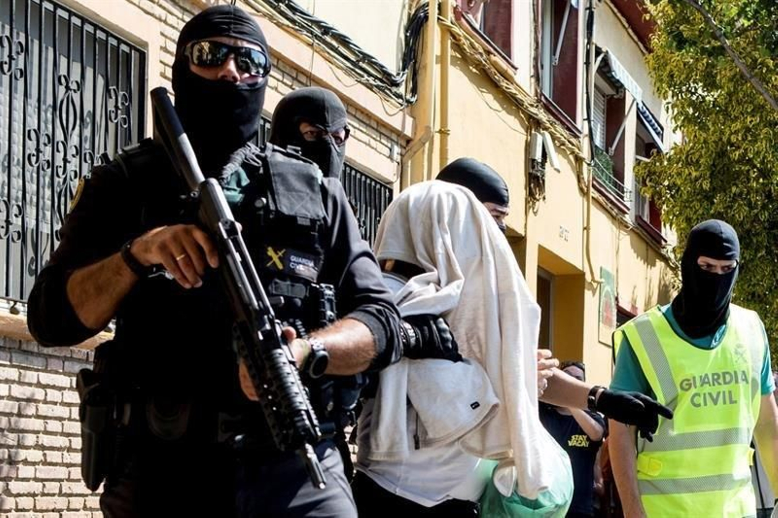 La Guardia Civil traslada al detenido del Cami del Mig de Mataró tras la operación en Mataró contra una célula yihadista