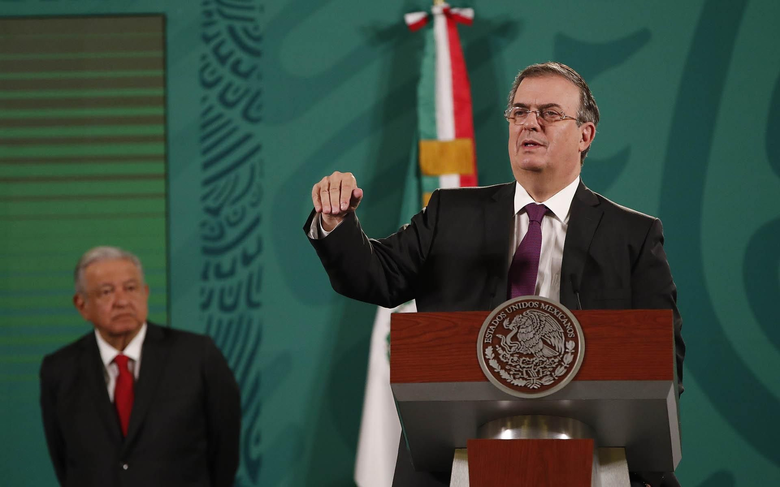 MEX2194. CIUDAD DE MÉXICO (MÉXICO), 21/09/2021.- El secretario de Relaciones Exteriores (SRE), Marcelo Ebrard, participa en una rueda de prensa hoy, en el Palacio Nacional de Ciudad de México (México). Ebrard abordó la crisis de las decenas de miles de migrantes haitianos varados en la frontera en una llamada con el secretario de Estado de Estados Unidos, Antony Blinken. EFE/ José Méndez