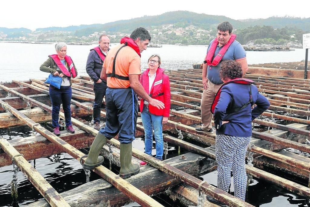 La conselleira do Mar, Rosa Quintana, ayer en una batea en Aldán