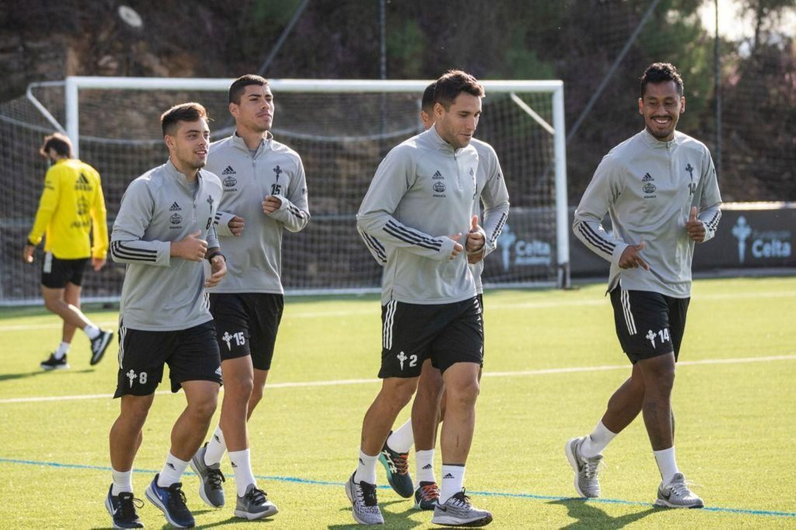 Hugo Mallo, con Olaza y Renato Tapia, en un entrenamiento del Celta en A Madroa.