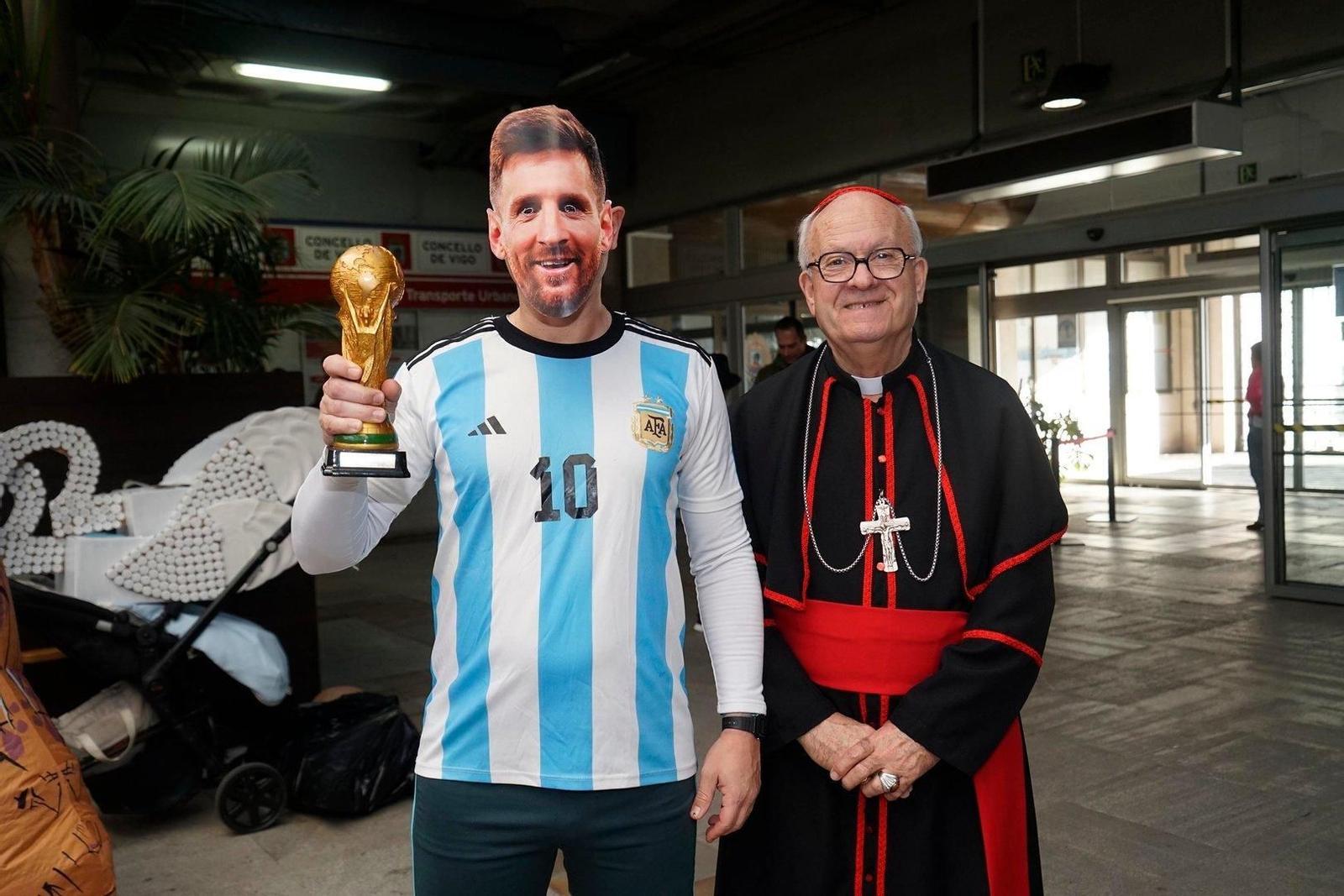 Messi y un cardenal en el concurso de disfraces del Entroido de Vigo.