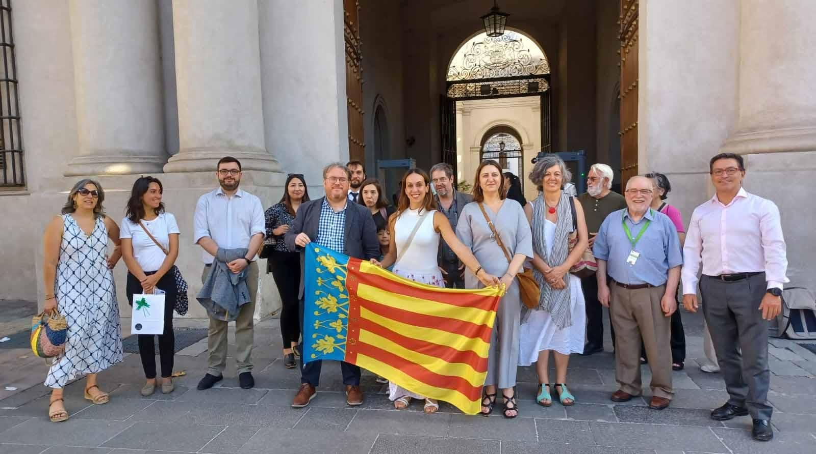 Rosa Pérez Garijo y Mariaje Pérez Galant, acompañadas por valencianos y valencianas residentes en Chile, en la puerta de entrada al Palacio de la Moneda