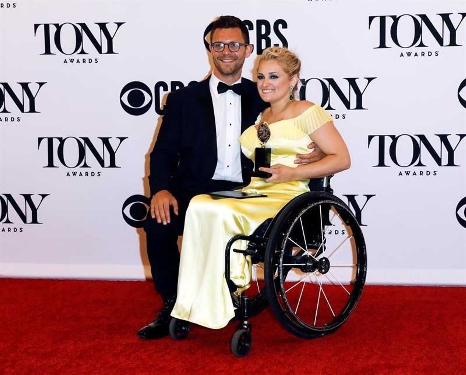 David Perlow (i) se une a Ali Stroker mientras posa en la sala de prensa con el premio a la mejor actuación de una actriz en un papel destacado en un musical para ¡El Oklahoma de Rodgers & Hammerstein!