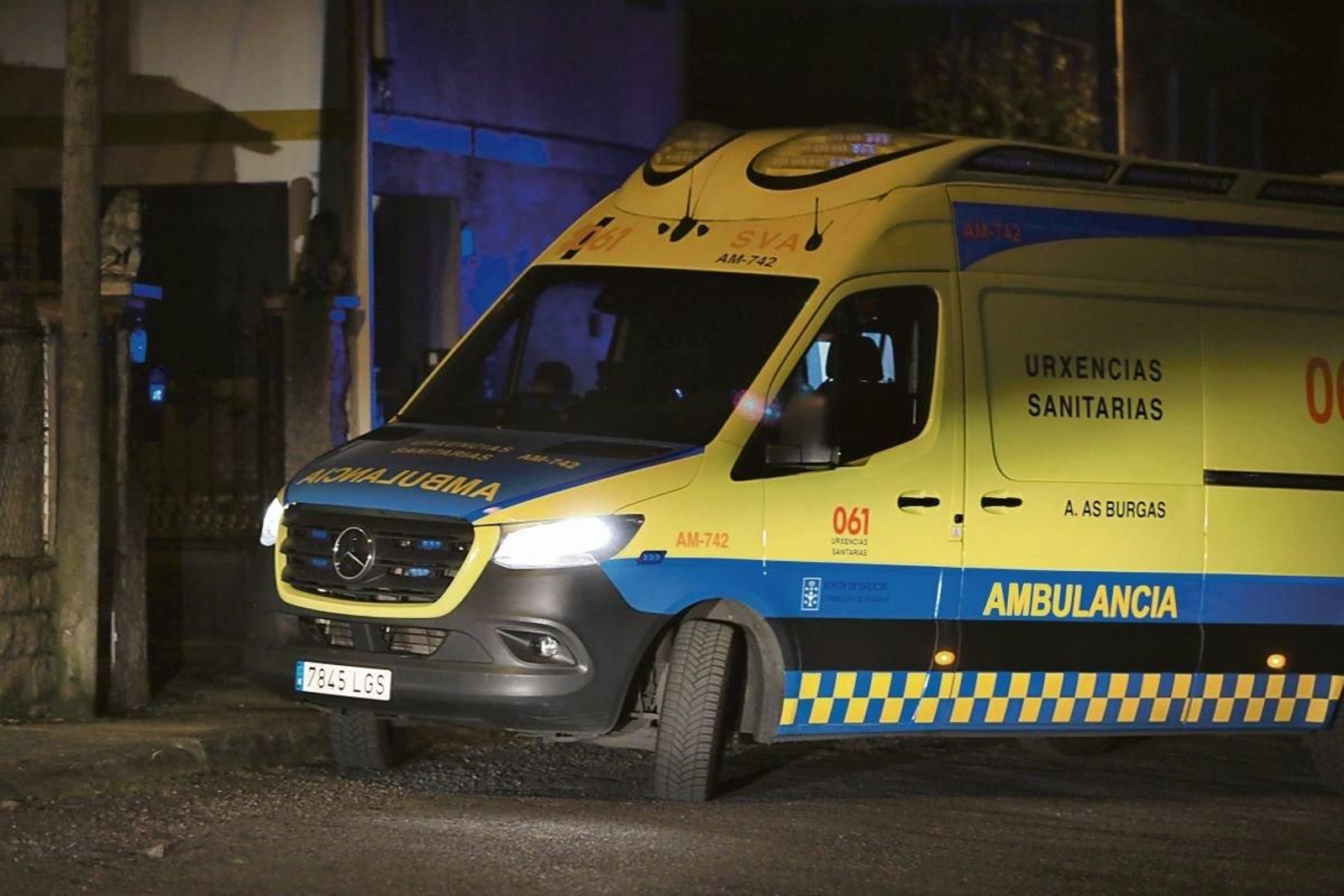 Momento del traslado en ambulancia de uno de los heridos en la explosión.