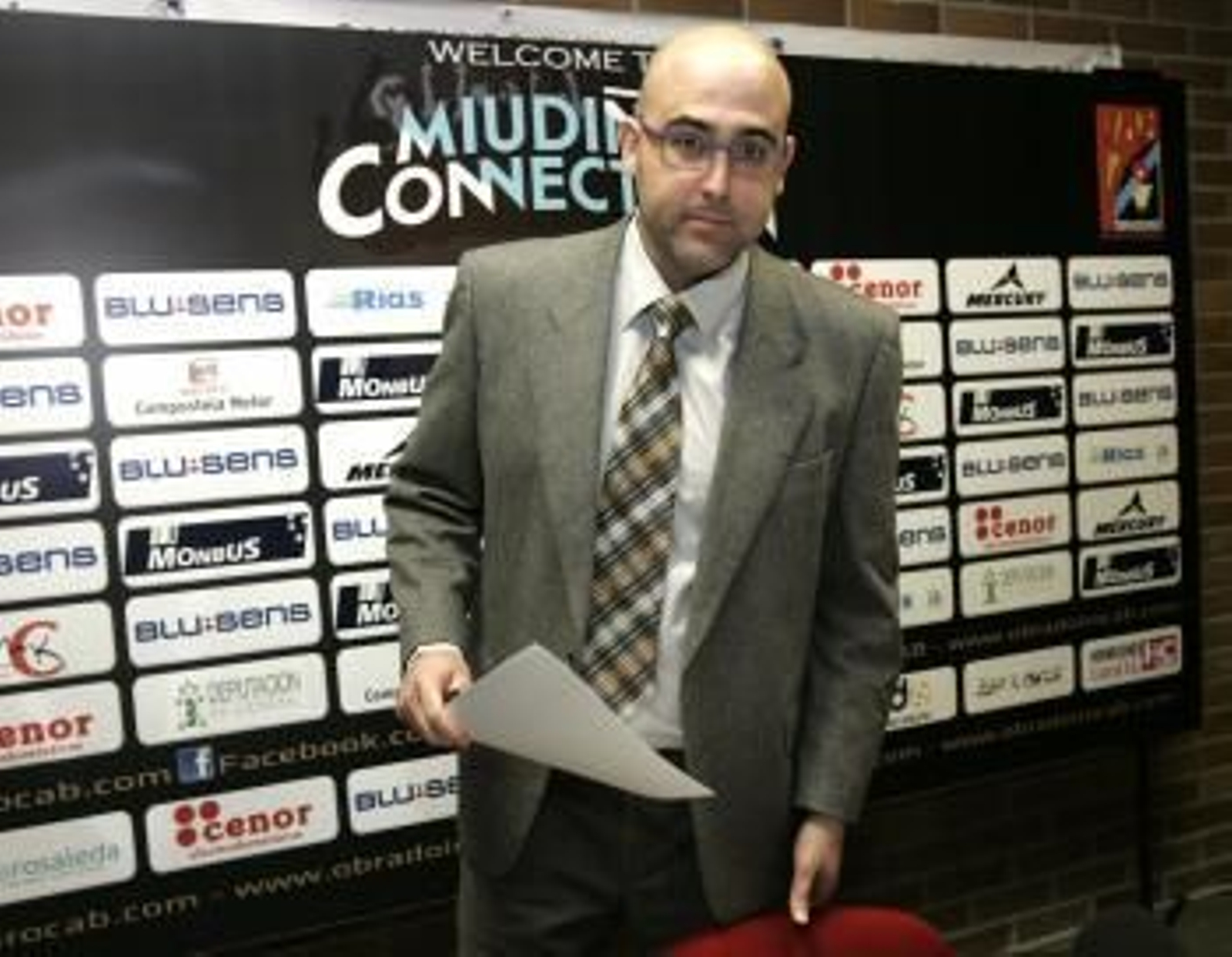 El director general del Blusens Monbús, José Luis Mateo, al inicio de la rueda de prensa que ha ofrecido hoy después de que el equipo haya conseguido clasificarse por primera vez en su historia para disputar las eliminatorias por el título de liga. (Foto: