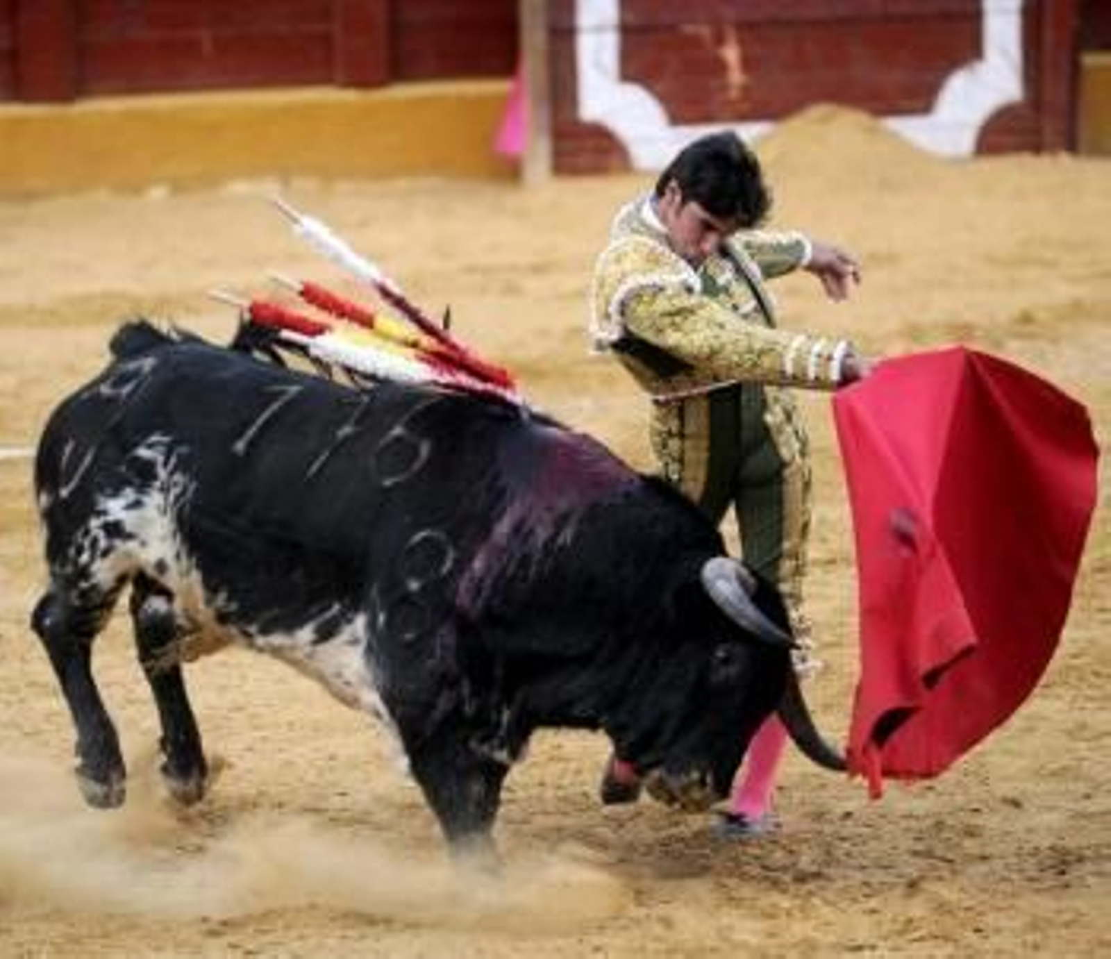 El diestro Cayetano Rivera da un pase de pecho