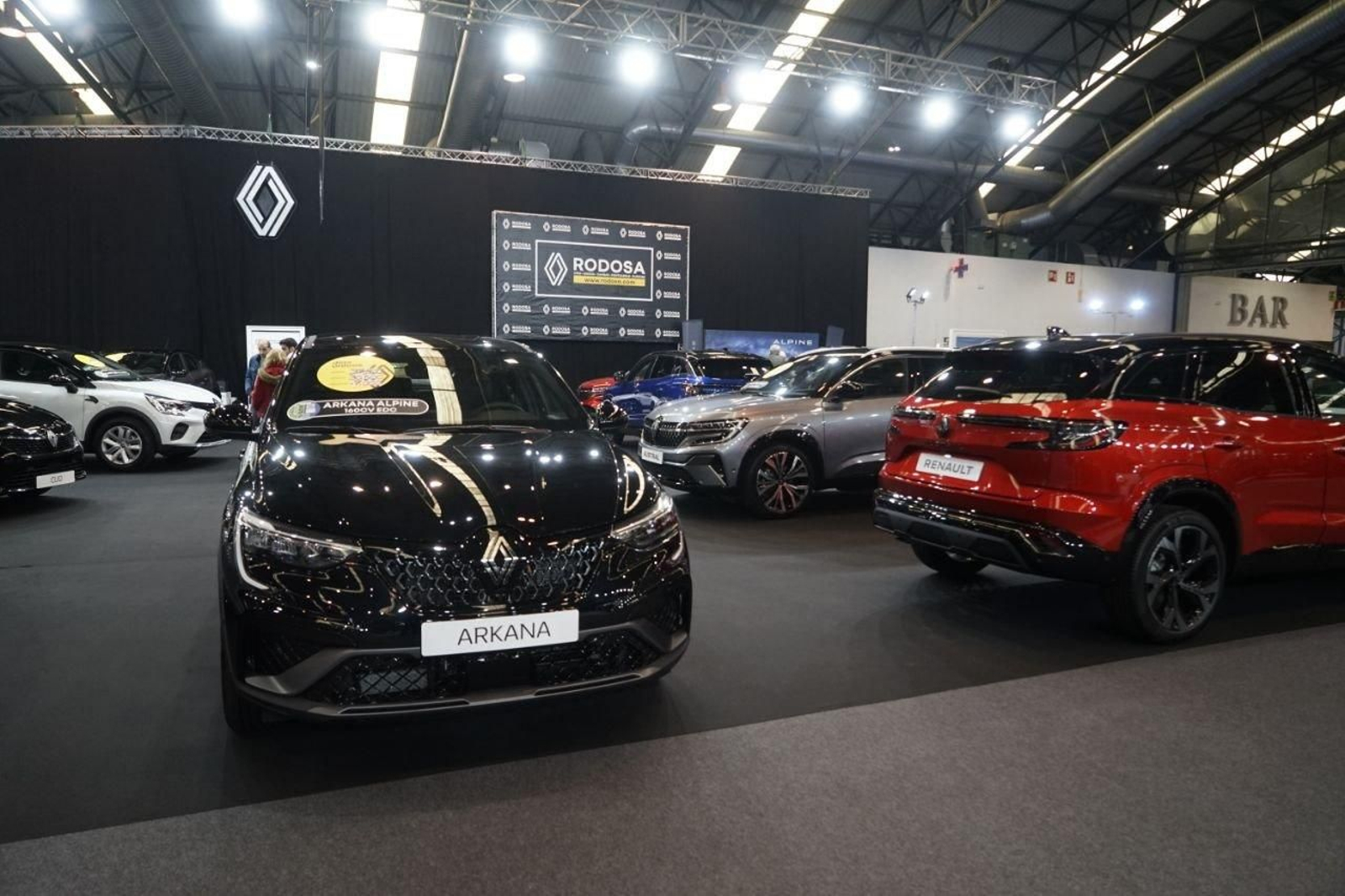 Coches expuestos en el Salón del Automóvil 2024 en el Ifevi.
