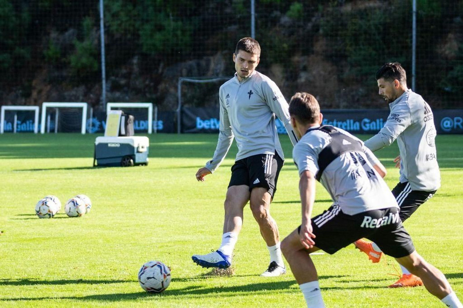 Okay Yokuslu (i) da un pase ante Nolito en un entrenamiento de esta pretemporada.