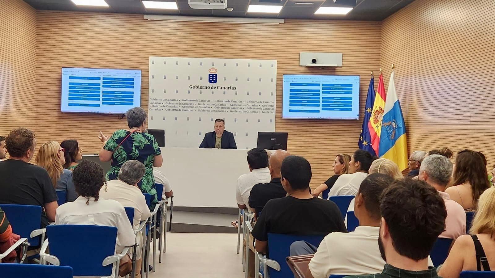 En la imagen el director general de Emigración, José Tellez, durante su presentación en Tenerife.