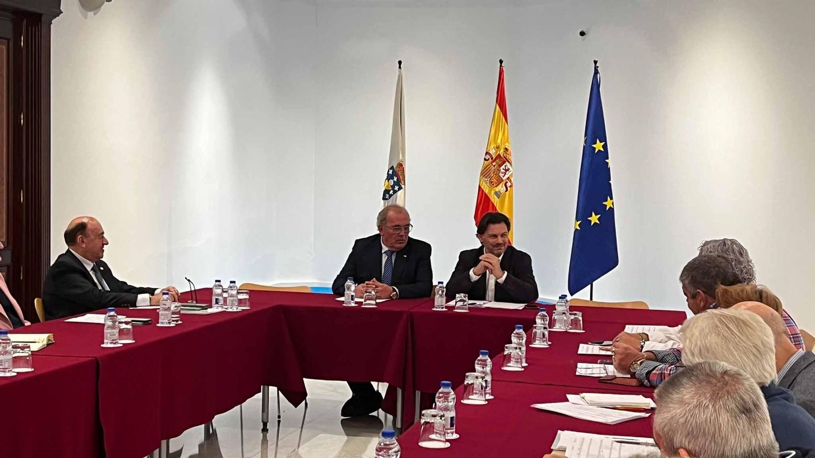 Antonio Rodríguez Miranda, mantuvo una reunión de trabajo con los representantes de las entidades gallegas en Madrid en la que aprovechó para presentar al nuevo director de la Casa de Galicia en Madrid, Juan Carlos Serrano