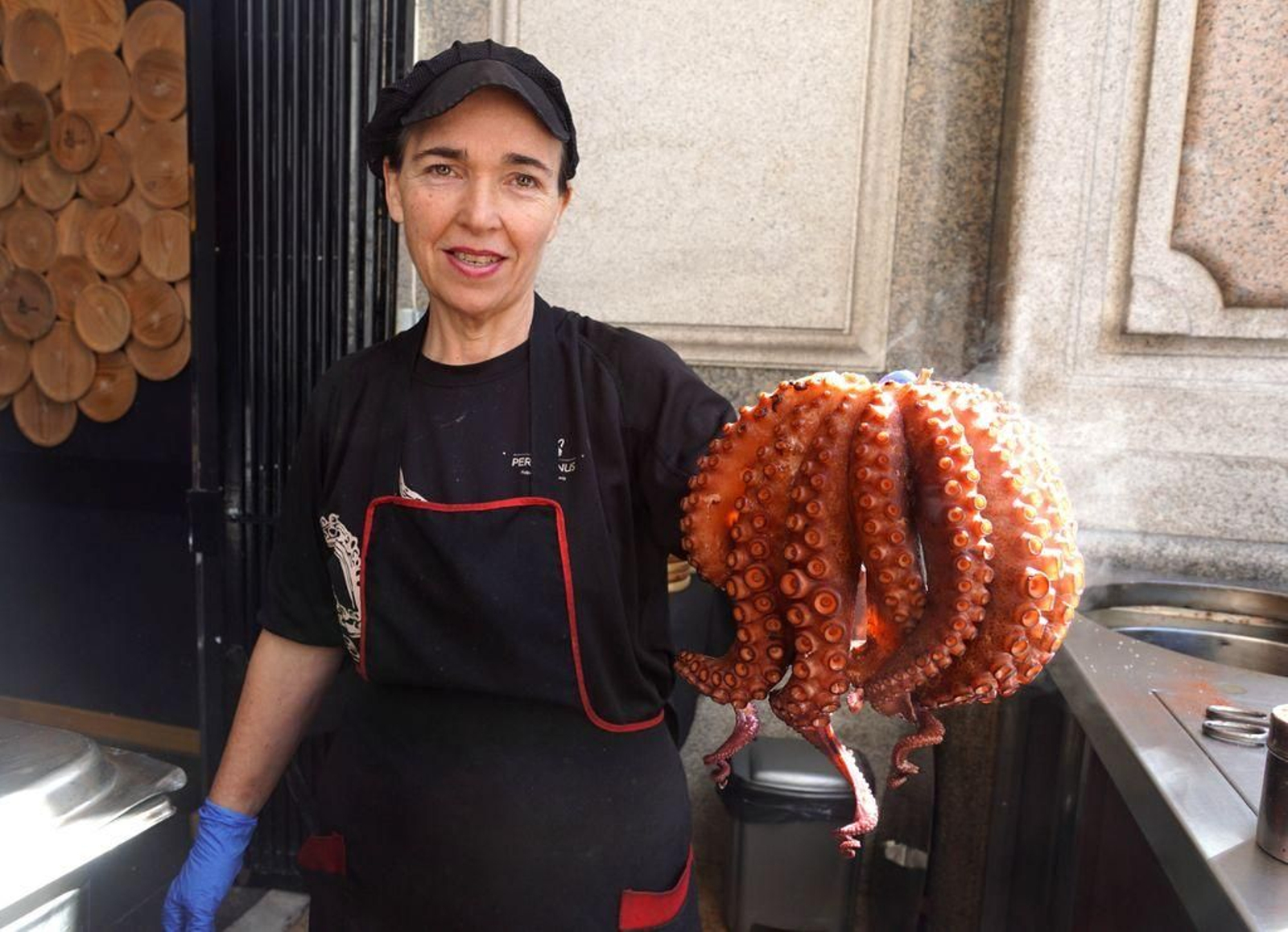 La pulpeira de Peregrinus, ayer con un ejemplar de pulpo.